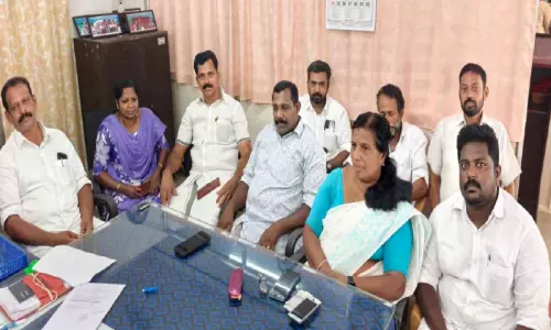 അനധികൃത നിയമനം നടത്തിയെന്ന് പരാതി;  ജില്ല ട്രഷറി ഉപരോധിച്ച് പഞ്ചായത്ത്   പ്രസിഡന്റും സംഘവും