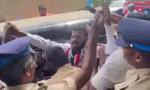 തമിഴ്നാട് പുകയുന്നു, ഗവർണർക്കെതിരെ ടി.വി.കെയുടെ വൻപ്രതിഷേധം; വിജയിയെ സർക്കാർ രൂപീകരിക്കാൻ ക്ഷണിക്കണം