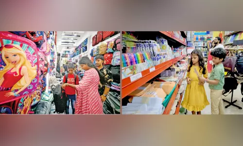 സ്കൂ​ൾ വി​പ​ണി ഉ​ണ​രു​ന്നു   പോ​കാം, ബാ​ഗും കു​ട​യും വാ​ങ്ങാ​ൻ...