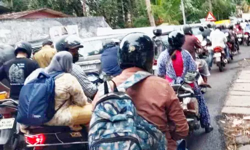 റോഡ് നിർമാണം നീളുന്നു:   ജനം ദുരിതത്തിൽ