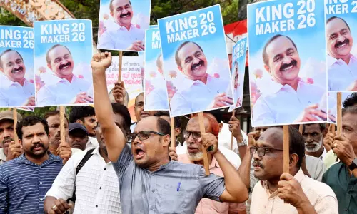 കെ.പി.സി.സി വിലക്ക് മറികടന്നും വി.ഡി. സതീശനായി തെരുവിലിറങ്ങി പ്രവർത്തകർ; നേതാക്കളെ ഡൽഹിയിലേക്ക് വിളിപ്പിച്ചു