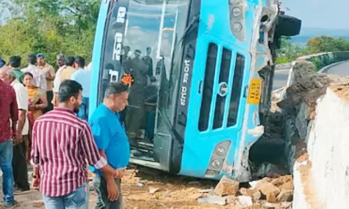 കെ.എസ്.ആര്.ടി.സി ബസ് മറിഞ്ഞ് ഒരാൾ മരിച്ചു, 30 പേർക്ക് പരിക്ക് കെ.എസ്.ആര്.ടി.സി ബസ് മറിഞ്ഞ് ഒരാൾ മരിച്ചു, 30 പേർക്ക് പരിക്ക്