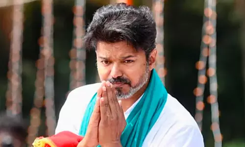 തമിഴ്നാട്ടിൽ വിജയിയുടെ മുഖ്യമന്ത്രി പദവിയെ പൊളിറ്റിക്കൽ ത്രില്ലറാക്കി മാറ്റിയ പത്ത് ട്വിസ്റ്റുകൾ തമിഴ്നാട്ടിൽ വിജയിയുടെ മുഖ്യമന്ത്രി പദവിയെ പൊളിറ്റിക്കൽ ത്രില്ലറാക്കി മാറ്റിയ പത്ത് ട്വിസ്റ്റുകൾ
