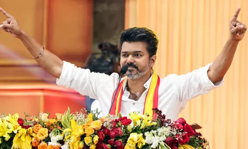 തമിഴ്നാട്ടിൽ വീണ്ടും നാടകീയ നീക്കങ്ങൾ; കുതിരക്കച്ചവടം ഭയന്ന് കോൺഗ്രസ് എം.എൽ.എമാരെ ഹൈദരാബാദിലേക്ക് മാറ്റി
