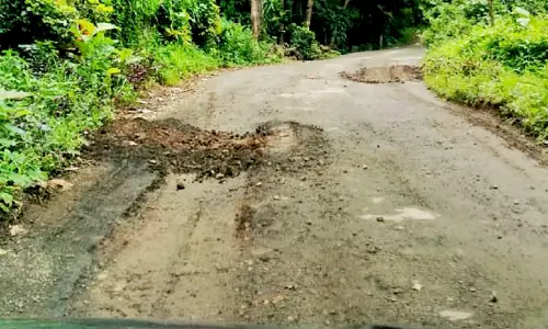 മാനത്തൂര്‍ - മണിയാക്കും പാറ റോഡ് പൊളിഞ്ഞു; തീരദേശവാസികള്‍ ദുരിതത്തില്‍