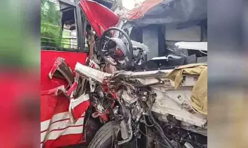 പേരാമ്പ്രയിൽ ബസും ടാങ്കർ ലോറിയും കൂട്ടിയിടിച്ച് അപകടം: നിരവധി യാത്രക്കാർക്ക് പരിക്ക്