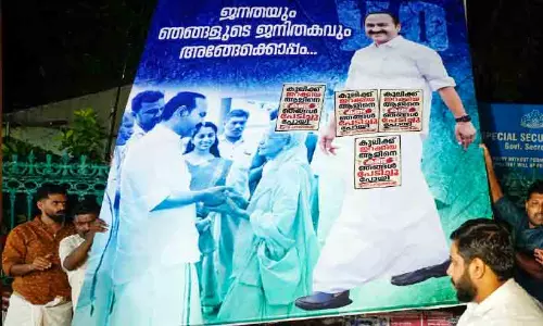 ​നേതാക്കളുടെ ആഹ്വാനം വന്നു; ഫ്ലക്സുകൾ നീക്കിത്തുടങ്ങി
