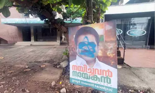 മലപ്പുറത്ത് കെ.സിയുടെചിത്രത്തിൽ സ്പ്രേ പെയിന്റടിച്ചു