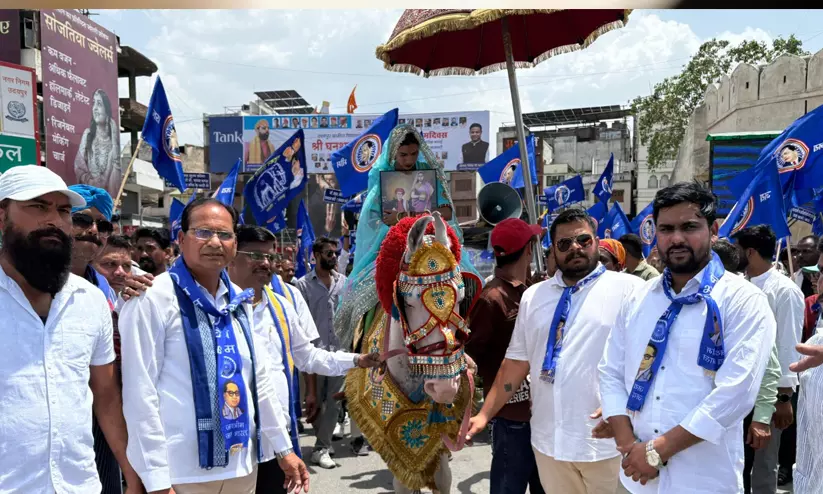 ജാതികോമരങ്ങളെ ഇതാ കണ്ടോളൂ... ഉദയ്പൂരിൽ കൂറ്റൻ പ്രതീകാത്മക ബിന്ദോളി ഘോഷയാത്ര നടത്തി ഭീം ആർമി ജാതികോമരങ്ങളെ ഇതാ കണ്ടോളൂ... ഉദയ്പൂരിൽ കൂറ്റൻ പ്രതീകാത്മക ബിന്ദോളി ഘോഷയാത്ര നടത്തി ഭീം ആർമി