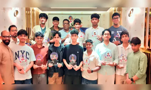 സ്റ്റുഡന്റ്സ് ഇന്ത്യ അനുമോദന സമ്മേളനം വിജയികൾക്ക് ചടങ്ങിൽ ​െമമന്റോ വിതരണം ചെയ്തു