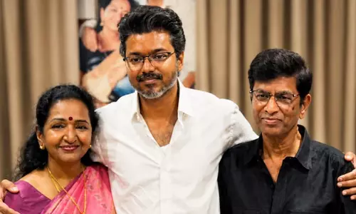 ‘മാതൃദിനത്തിൽ ലഭിച്ച സന്തോഷം...’; വിജയിയുടെ സത്യപ്രതിജ്ഞ വേളയിൽ സന്തോഷം പങ്കുവെച്ച് മാതാപിതാക്കൾ ‘മാതൃദിനത്തിൽ ലഭിച്ച സന്തോഷം...’; വിജയിയുടെ സത്യപ്രതിജ്ഞ വേളയിൽ സന്തോഷം പങ്കുവെച്ച് മാതാപിതാക്കൾ