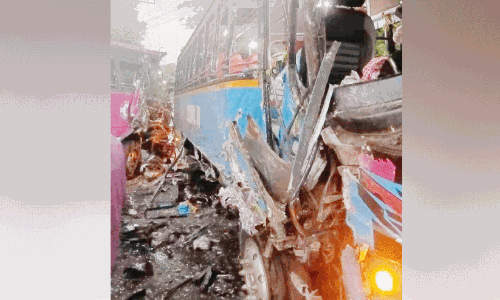 സ്വകാര്യ ബസുകൾ കൂട്ടിയിടിച്ച് പത്തുപേർക്ക് പരിക്ക്