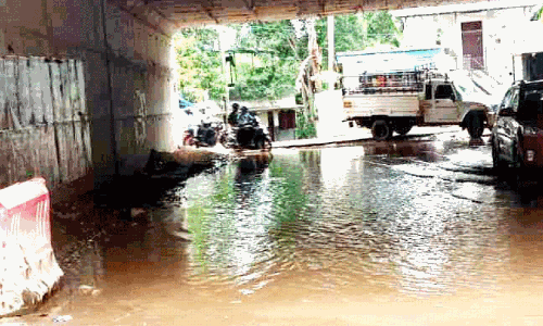 സർവിസ് റോഡിൽ കുഴികൾ, അടിപ്പാതയിൽ വെള്ളക്കെട്ട്; അപകടക്കെണിയായി തട്ടുപാലം