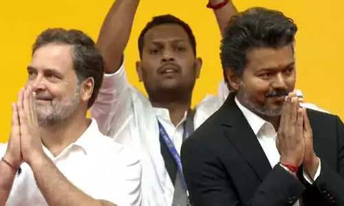 രാഹുൽ ഗാന്ധി സഹോദരനെന്ന് വിജയ്; ദക്ഷിണേന്ത്യയിലെ പുതിയ സഖ്യത്തിലേക്കുള്ള കാൽവെപ്പോ? രാഹുൽ ഗാന്ധി സഹോദരനെന്ന് വിജയ്; ദക്ഷിണേന്ത്യയിലെ പുതിയ സഖ്യത്തിലേക്കുള്ള കാൽവെപ്പോ?