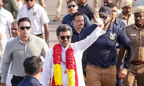 200 യൂനിറ്റ് സൗജന്യ വൈദ്യുതി, സ്ത്രീ സുരക്ഷക്ക് പ്രത്യേക സ്ക്വാഡ്; ജനത്തിന്‍റെ ഒരു പൈസ പോലും തൊടില്ലെന്നും വിജയ്