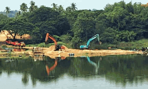 ഭാരതപ്പുഴ തടയണയിലെ മണൽ ഖനനം പുരോഗമിക്കുന്നു