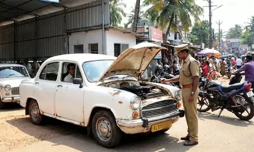ഓട്ടോറിക്ഷ, ടാക്‌സി വാഹനങ്ങൾ ഫിറ്റ്നസ് ടെസ്റ്റിന് ഹാജരാക്കുമ്പോൾ ക്ഷേമനിധി രസീത് വേണ്ട; ഉത്തരവിറക്കി ട്രാൻസ്പോർട്ട് കമീഷണർ
