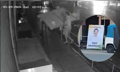 ‘കെ.സി നയിക്കട്ടെ’ ബോർഡിൽ ട്വിസ്റ്റ്; വെച്ചത് സി.പി.എമ്മുകാരൻ; സി.സി.ടി.വി ചതിച്ചാ​ശാനേ!