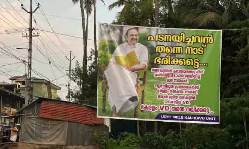തെരുവിലെ മുഖ്യമന്ത്രിപ്പോര്: പ്രകടനങ്ങൾ നിലച്ചു, ഫ്ലക്സുകൾ നീക്കി