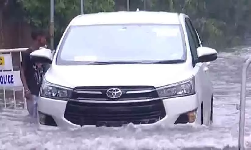 വേനൽ മഴ: ഇക്കാര്യങ്ങൾ യാത്രക്കാർ ശ്രദ്ധിക്കണേ... വേനൽ മഴ: ഇക്കാര്യങ്ങൾ യാത്രക്കാർ ശ്രദ്ധിക്കണേ...