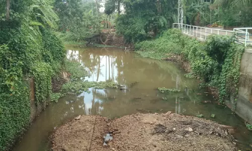 വലിയതോട് നവീകരണം; മഴക്കാലമെത്താറായിട്ടും സ്റ്റാർട്ടിങ് ട്രബിൾ വലിയതോട് നവീകരണം; മഴക്കാലമെത്താറായിട്ടും സ്റ്റാർട്ടിങ് ട്രബിൾ