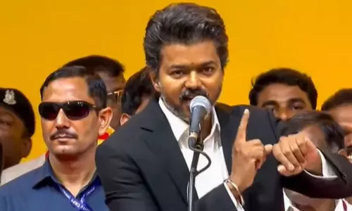 വന്ദേമാതരം ആദ്യം പാടിയത് ഗവർണറുടെ നിർദേശമനുസരിച്ച്; ആവർത്തിക്കില്ല, ഇനി തമിഴ് തായ് വാഴ്ത്ത് ആദ്യം പാടും -വിശദീകരണവുമായി ടി.വി.കെ