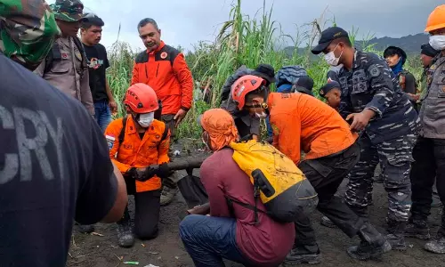 ഇന്തോനേഷ്യയിൽ അഗ്നിപർവ്വതം പൊട്ടിത്തെറിച്ച് ഒരു മരണം; തിരച്ചിൽ തുടരുന്നു