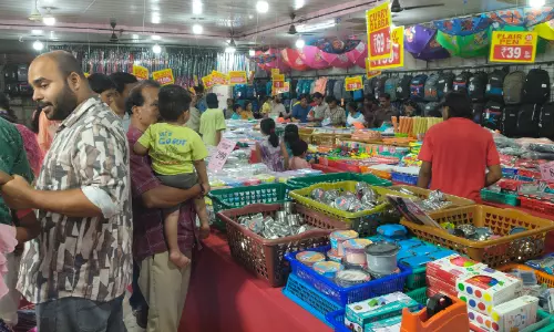 വൈവിധ്യങ്ങളുടെ കലവറയൊരുക്കി സ്കൂൾ വിപണി ഉണർന്നു