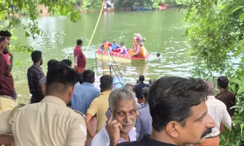 തോണി മറിഞ്ഞു; 14 അംഗ കുടുംബം അത്ഭുതകരമായി രക്ഷപ്പെട്ടു