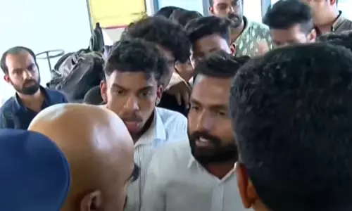 പൊലീസ് സൊസൈറ്റി പരീക്ഷ രഹസ്യമാക്കിയെന്ന് ആരോപണം; തടഞ്ഞ് കെ.എസ്.യു പ്രവർത്തകർ, ചോദ്യപ്പേപ്പറും ഹാൾടിക്കറ്റും വലിച്ചുകീറി പൊലീസ് സൊസൈറ്റി പരീക്ഷ രഹസ്യമാക്കിയെന്ന് ആരോപണം; തടഞ്ഞ് കെ.എസ്.യു പ്രവർത്തകർ, ചോദ്യപ്പേപ്പറും ഹാൾടിക്കറ്റും വലിച്ചുകീറി
