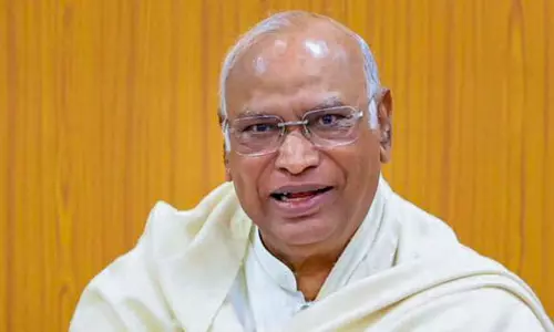 ‘മോദി സർക്കാർ തൊഴിലാളികളെ വഞ്ചിച്ചു’; തൊഴിൽ ചട്ടങ്ങൾ കോർപ്പറേറ്റുകളെ സഹായിക്കാനെന്ന് ഖാർഗെ