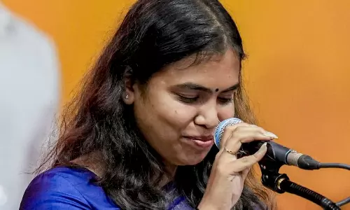 സർട്ടിഫിക്കറ്റ് കൊണ്ടുവന്നില്ല; തമിഴ്‌നാട് മന്ത്രി കീർത്തനക്ക് എം.എൽ.എ ആയി സത്യപ്രതിജ്ഞ ചെയ്യാനായില്ല