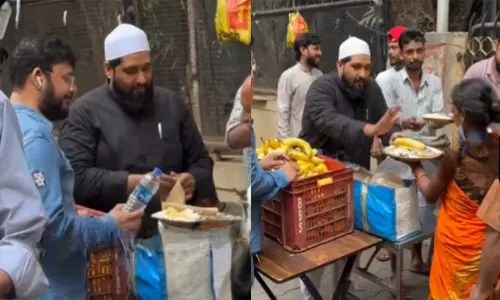 മതം നോക്കി ഭക്ഷണം തട്ടിപ്പറിച്ചവർ കാണുക, ഈ പൊതികളിൽ സ്നേഹം മാത്രമാണുള്ളത്!