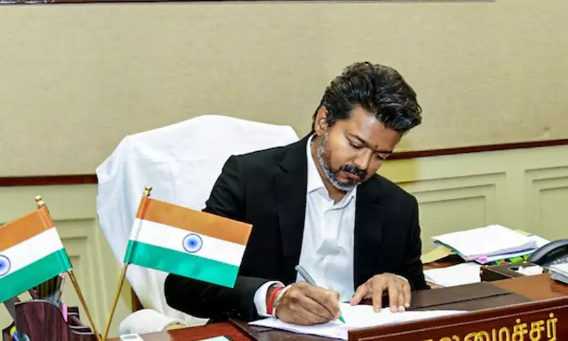 ആദ്യദിവസം തന്നെ അവർ തമിഴകത്തിന്റെ മുഖത്ത് കരിപുരട്ടി; തമിഴ്തായ് വാഴ്ത്ത് വിവാദത്തിൽ വിജയിയെ രൂക്ഷമായി വിമർശിച്ച് ഡി.എം.കെ മുഖപത്രം ആദ്യദിവസം തന്നെ അവർ തമിഴകത്തിന്റെ മുഖത്ത് കരിപുരട്ടി; തമിഴ്തായ് വാഴ്ത്ത് വിവാദത്തിൽ വിജയിയെ രൂക്ഷമായി വിമർശിച്ച് ഡി.എം.കെ മുഖപത്രം