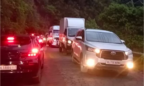കൊ​ട്ടി​യൂ​ർ -വ​യ​നാ​ട് ചു​രം പാ​ത​യി​ൽ മ​ണി​ക്കൂ​റു​ക​ൾ നീ​ളു​ന്ന ഗ​താ​ഗ​ത​ക്കു​രു​ക്ക്