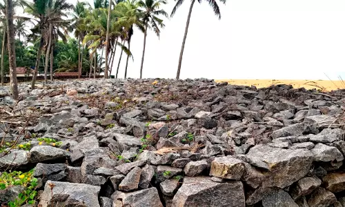 കാലവർഷമെത്താറായി; കടലാക്രമണം ചെറുക്കാനുള്ള പദ്ധതികൾ കടലാസിലൊതുങ്ങുന്നു