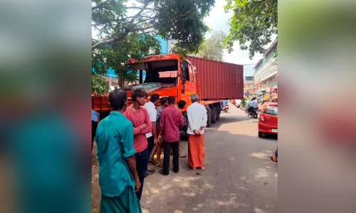ക​ണ്ടെ​യ്​​ന​ർ ലോ​റി അ​പ​ക​ട​ത്തി​ൽ​പെ​ട്ടു