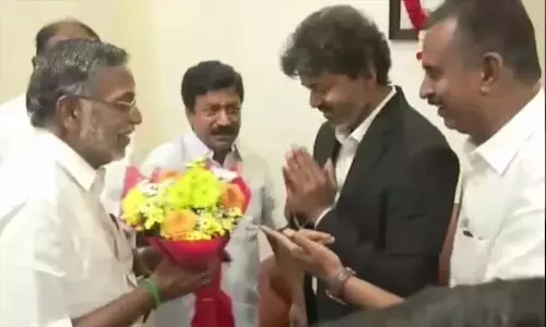 തമിഴകത്ത് കരുനീക്കങ്ങൾ; വിശ്വാസ വോട്ടെടുപ്പിന് മുന്നേ വിജയിക്കൊപ്പം കൈകോർത്ത് വിമതർ