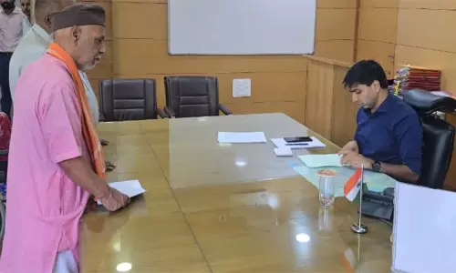 മദ്യപാനിയായ മകന്റെ ക്രൂരതയിൽ തകർന്ന് കുടുംബം; ഭിന്നശേഷിക്കാരിയായ മകൾക്കൊപ്പം ദയാവധത്തിന് അനുമതി തേടി പിതാവ് മദ്യപാനിയായ മകന്റെ ക്രൂരതയിൽ തകർന്ന് കുടുംബം; ഭിന്നശേഷിക്കാരിയായ മകൾക്കൊപ്പം ദയാവധത്തിന് അനുമതി തേടി പിതാവ്