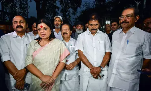 ഇരിക്കുംകൊമ്പ് മുറിക്കുന്ന ഹൈകമാൻഡ്