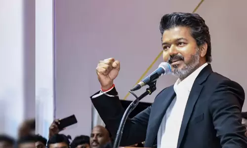 തമിഴ്നാട്ടിൽ നാളെ വിശ്വാസവോട്ടെടുപ്പ്; ആത്മവിശ്വാസത്തിൽ വിജയ് തമിഴ്നാട്ടിൽ നാളെ വിശ്വാസവോട്ടെടുപ്പ്; ആത്മവിശ്വാസത്തിൽ വിജയ്