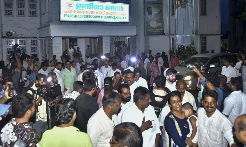 മുഖ്യമന്ത്രി: ഇന്ദിരാഭവനിൽ രാവിലെ മൂകത, വൈകീട്ട് ജനത്തിരക്ക്; പിന്നെ... മുഖ്യമന്ത്രി: ഇന്ദിരാഭവനിൽ രാവിലെ മൂകത, വൈകീട്ട് ജനത്തിരക്ക്; പിന്നെ...