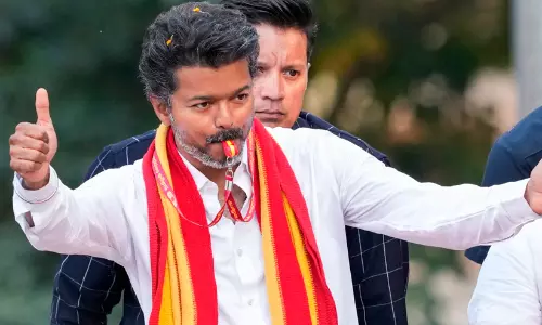 പൊതുസ്ഥലങ്ങളിൽ ബാനറുകളും പോസ്റ്ററുകളും വേണ്ട; പ്രവർത്തകർക്ക് നിർദേശം നൽകി ടി.വി.കെ