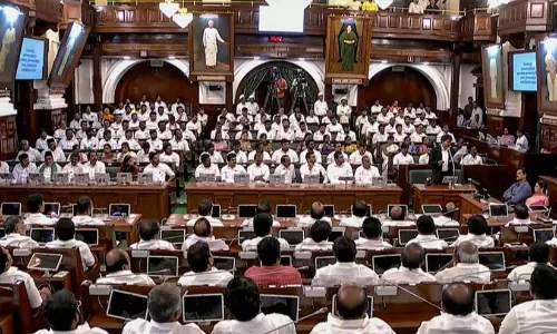 തമിഴ്നാട്: വിജയ് സഭയിൽ ഉടൻ വിശ്വാസവോട്ടെടുപ്പ് നേരിടും; എ.ഐ.ഡി.എം.കെ വിമതരും പിന്തുണക്കും തമിഴ്നാട്: വിജയ് സഭയിൽ ഉടൻ വിശ്വാസവോട്ടെടുപ്പ് നേരിടും; എ.ഐ.ഡി.എം.കെ വിമതരും പിന്തുണക്കും