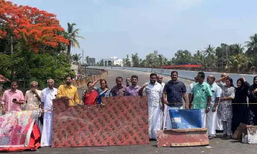 ദേശീയപാത പുതിയ റോഡിൽ വാഹനങ്ങൾ കടത്തിവിട്ടത് നഗരസഭ കർമസമിതി തടഞ്ഞു