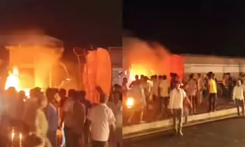 ഗുജറാത്തിൽ ടാങ്കറും ബസ്സും കൂട്ടിയിടിച്ച് തീപിടിത്തം: നാല് മരണം, പത്തുപേർക്ക് പരിക്ക് ഗുജറാത്തിൽ ടാങ്കറും ബസ്സും കൂട്ടിയിടിച്ച് തീപിടിത്തം: നാല് മരണം, പത്തുപേർക്ക് പരിക്ക്