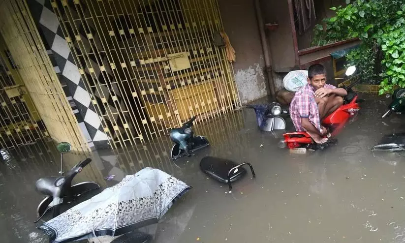 ഉത്തർപ്രദേശിൽ കനത്ത മഴയും കൊടുങ്കാറ്റും; നൂറ് മരണം; പ്രയാഗ്രാജിൽ മാത്രം മരിച്ചത് 21 പേർ ഉത്തർപ്രദേശിൽ കനത്ത മഴയും കൊടുങ്കാറ്റും; നൂറ് മരണം; പ്രയാഗ്രാജിൽ മാത്രം മരിച്ചത് 21 പേർ