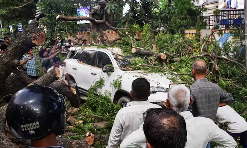 യു.പിയിൽ കൊടുങ്കാറ്റും പേമാരിയും: 89 മരണം യു.പിയിൽ കൊടുങ്കാറ്റും പേമാരിയും: 89 മരണം