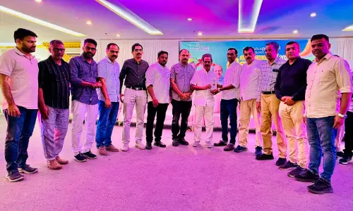 മൂ​ന്ന് പ​തി​റ്റാ​ണ്ടി​െൻറ പ്ര​വാ​സ​ത്തി​ന് വി​രാ​മം; പി.​സി കു​ഞ്ഞി​മു​ഹ​മ്മ​ദി​ന് കെ.​എം.​സി.​സി യാ​ത്ര​യ​യ​പ്പ് ന​ൽ​കി