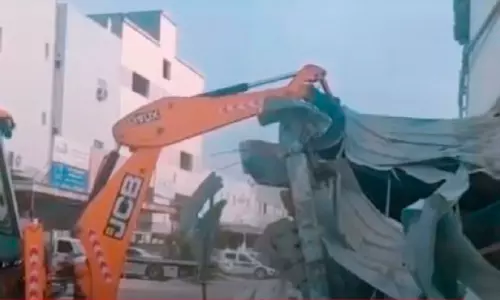 പൊതുസ്ഥലം കൈയേറി നടത്തിയ നിർമ്മാണങ്ങൾ പൊളിച്ചുനീക്കി